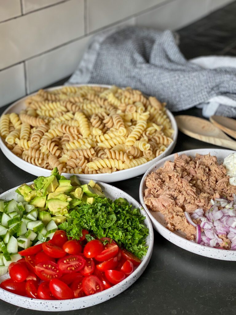ingrediënten voor een pastasalade met tonijn