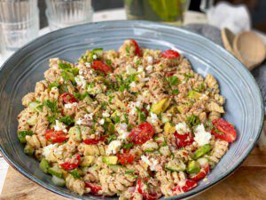 frisse pastasalade met tonijn en feta