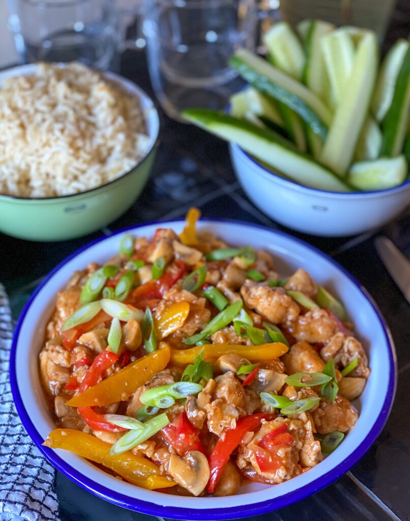 kip in zoetzure saus met rijst en bosui