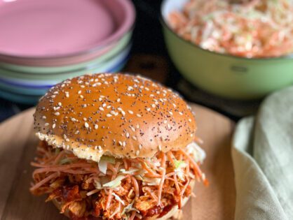 broodje pulled chicken met bbq saus en coleslaw