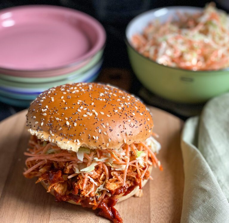 broodje pulled chicken met bbq saus en coleslaw