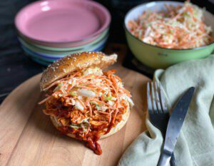 broodje pulled chicken met bbq saus en coleslaw
