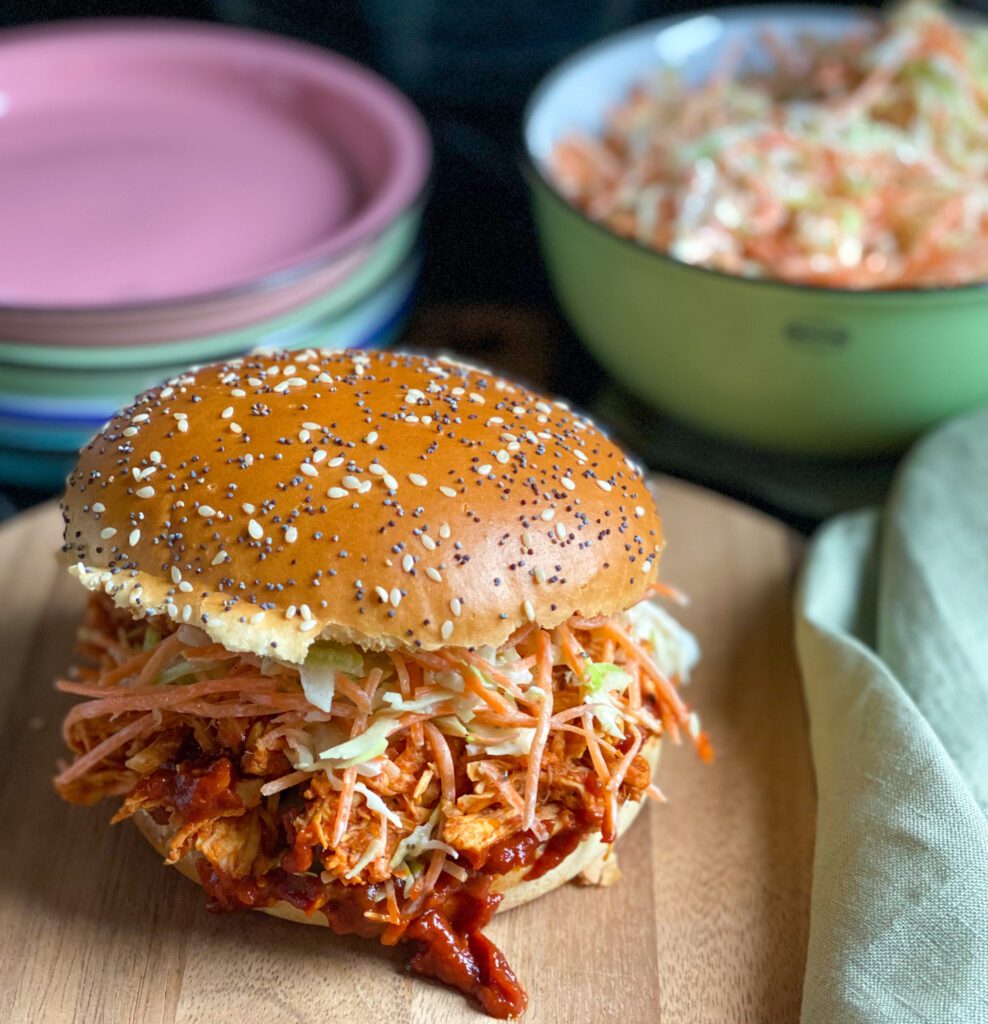 pinit broodje pulled chicken met bbq saus en coleslaw