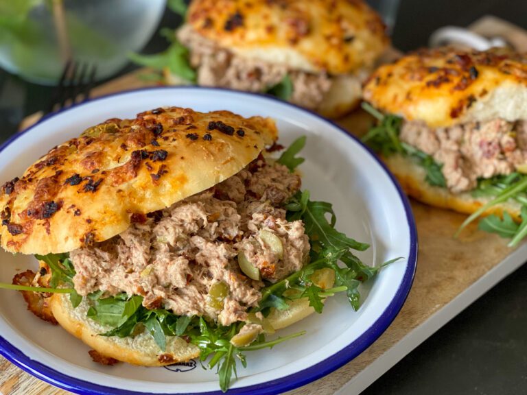 tonijnsalade met zongedroogde tomaat en olijven op een La Place broodje