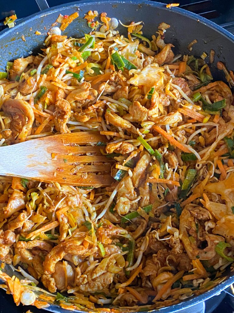 vulling hartige taart met wokgroente