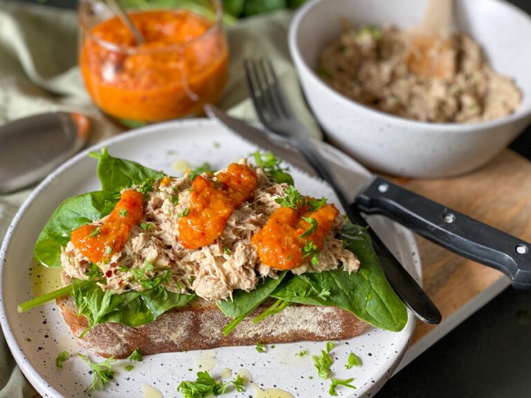 sandwich met makreelsalade en pittige mangosalsa