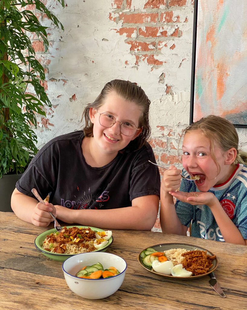 de kinderen eten graag kip