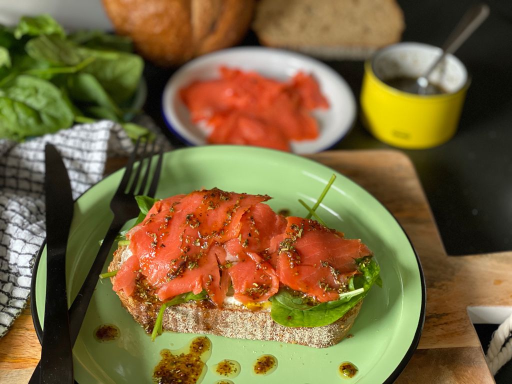 zalm sandwich met kruidige honing dressing
