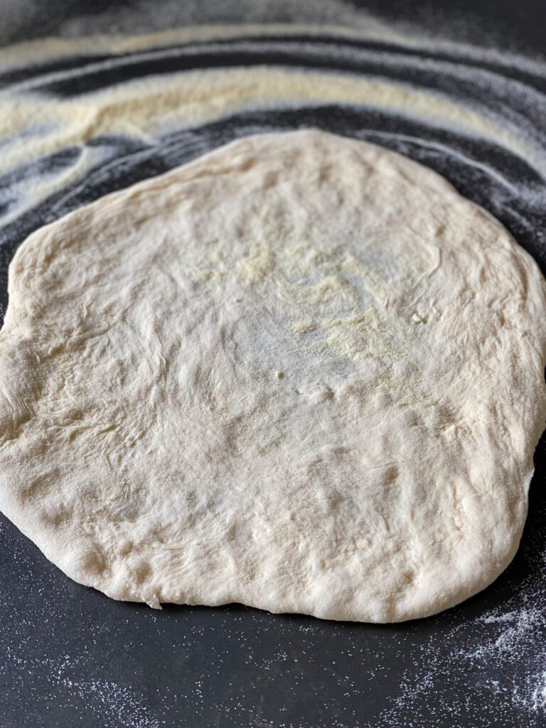 kneden van pizzadeeg 