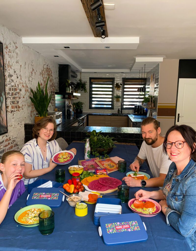 Gezellig eten aan tafel of op de bank voor de tv