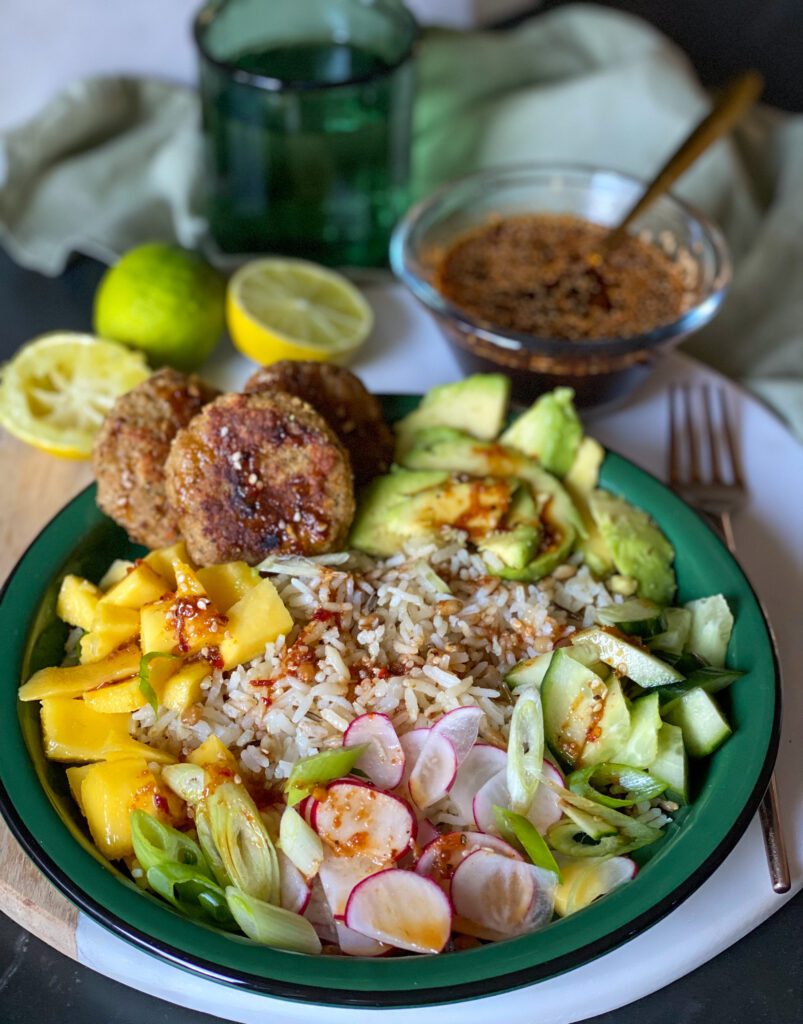 pokebowl met vegan viskoekjes 