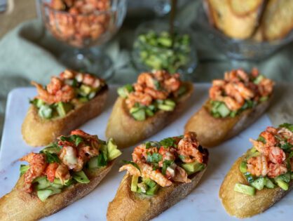 pittige rivierkreeftjes op bruschetta