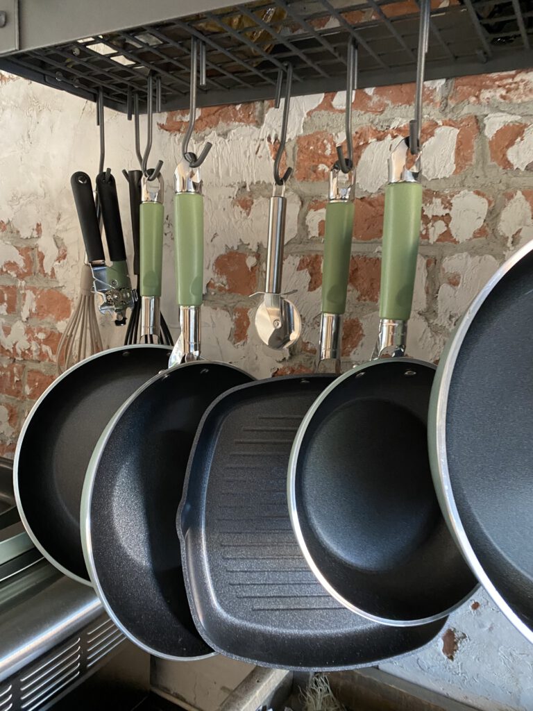 rek voor pannen in de keuken 