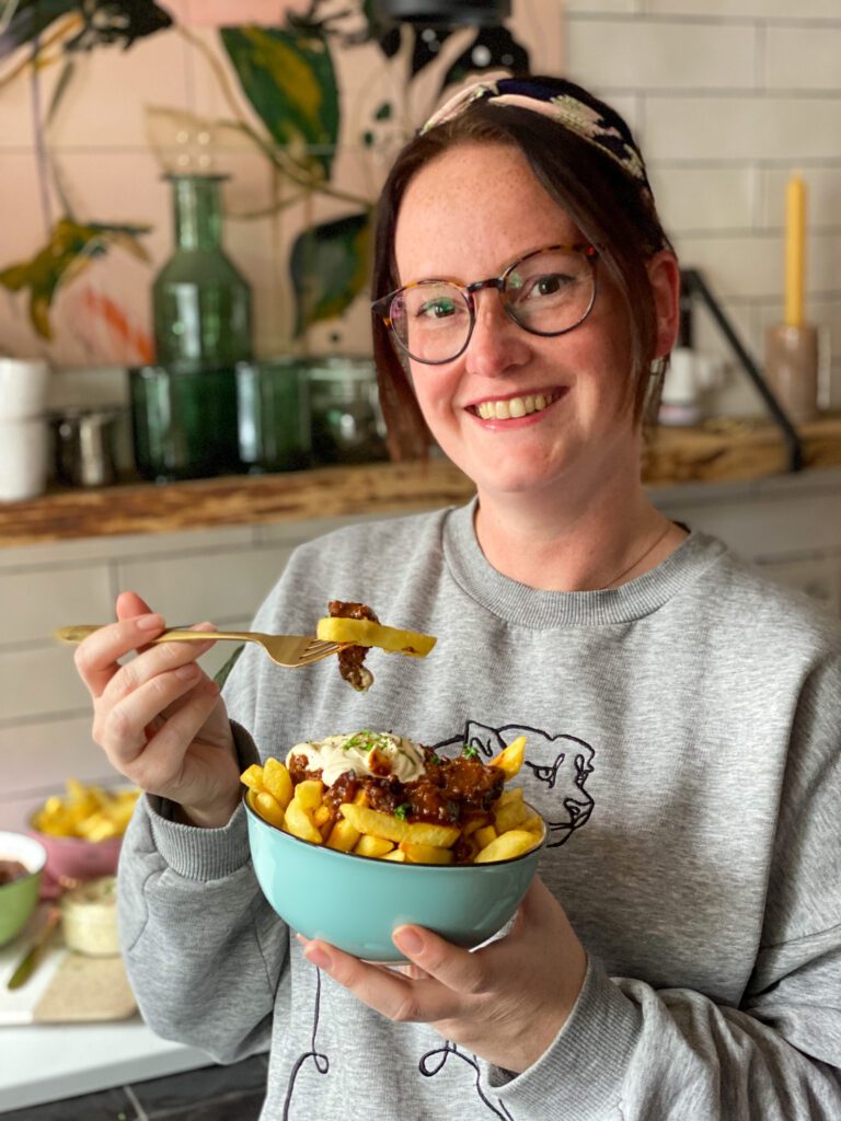 Marie Louise geniet van een schaaltje met patatje