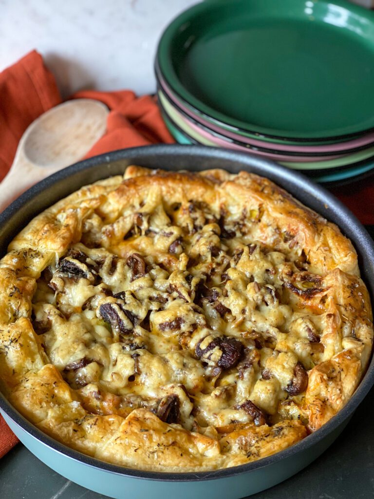 hartige taart met prei, gehakt en paddenstoelen