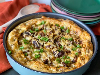 hartige taart met prei en paddenstoelen