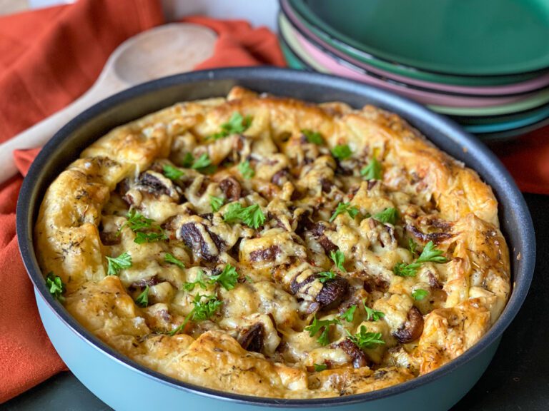 hartige taart met prei en paddenstoelen