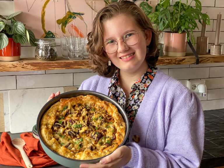 hartige prei taart met paddenstoelen