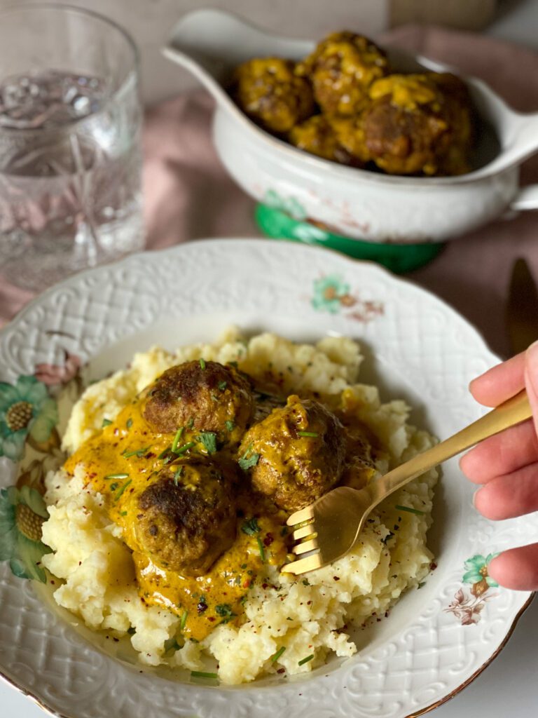 bloemkoolstamppot met gehaktballetjes in romige kerriesaus 