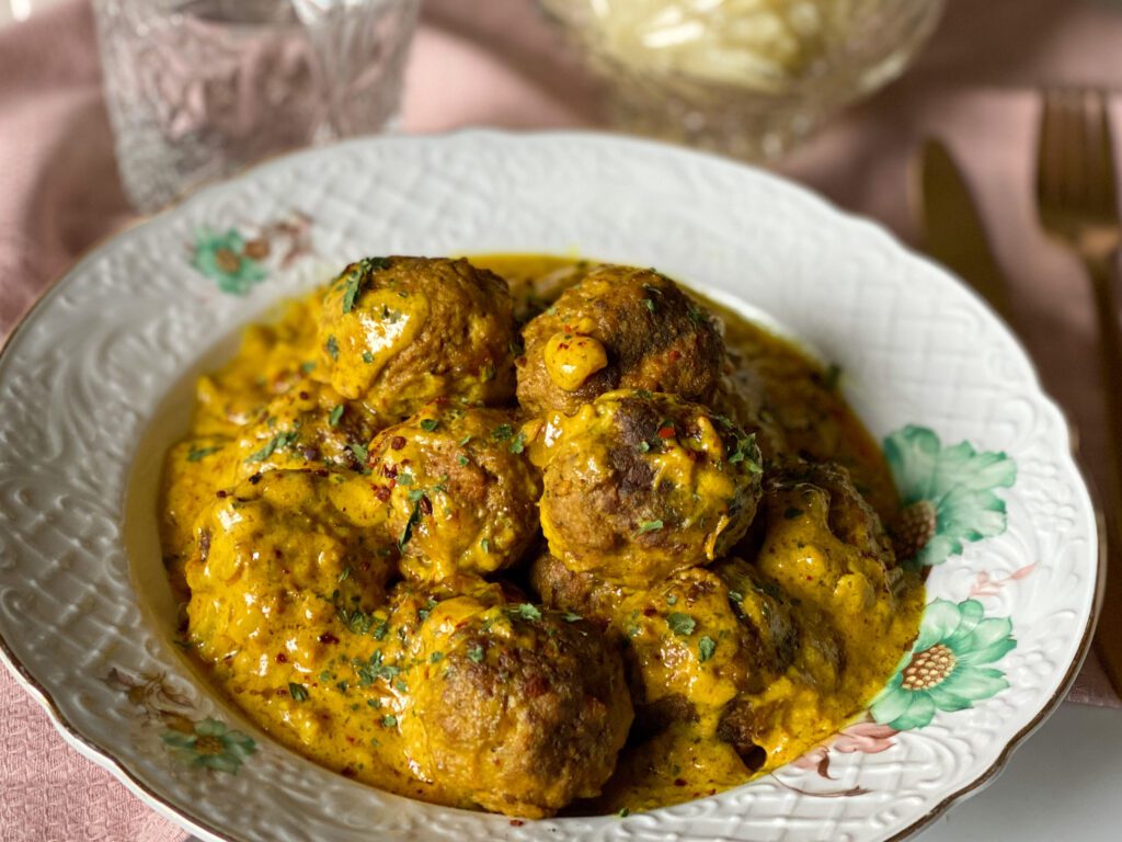 gehaktballetjes in romige kerriesaus