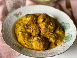 gehaktballetjes in romige kerriesaus