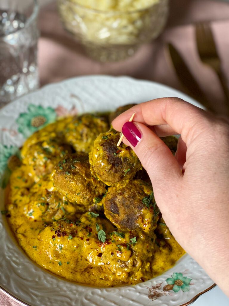 gehaktballetjes in romige kerriesaus