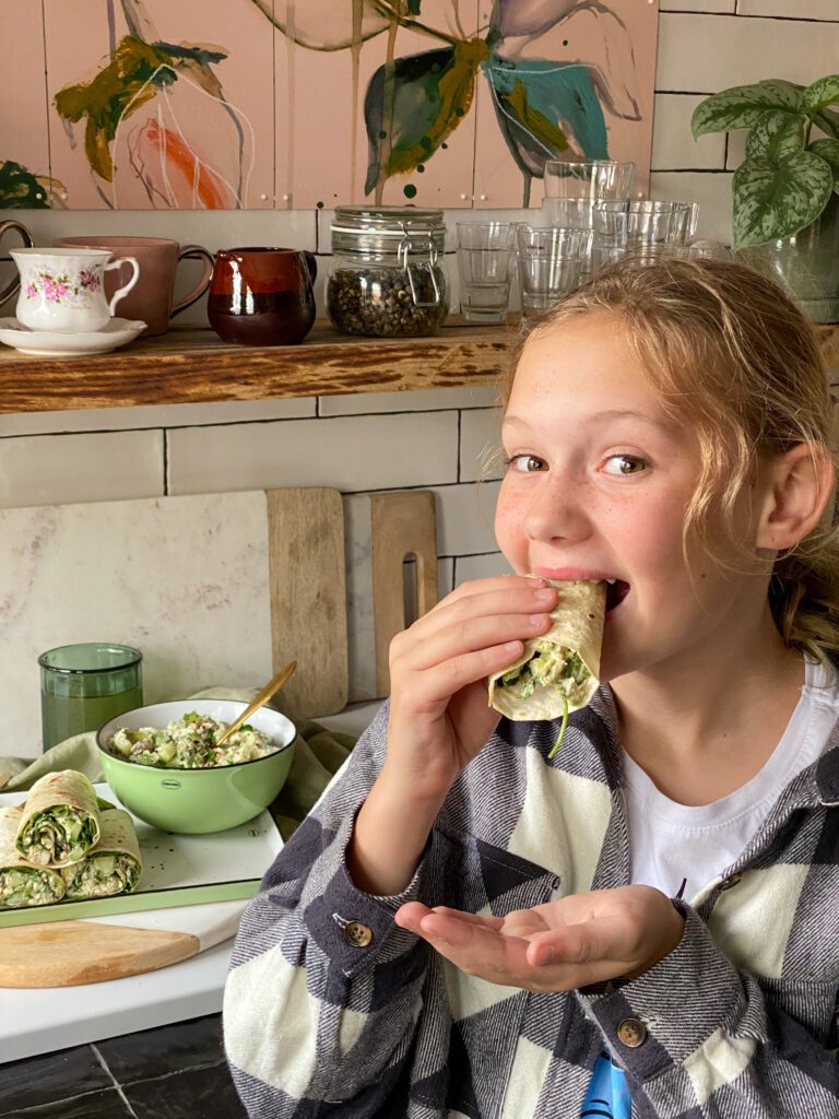 Wraps met romige kipsalade recept – Amaranthe proeft de zelfgemaakte saladewrap met kip en avocado