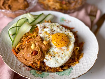 bami met gehakt en pittige pindasaus