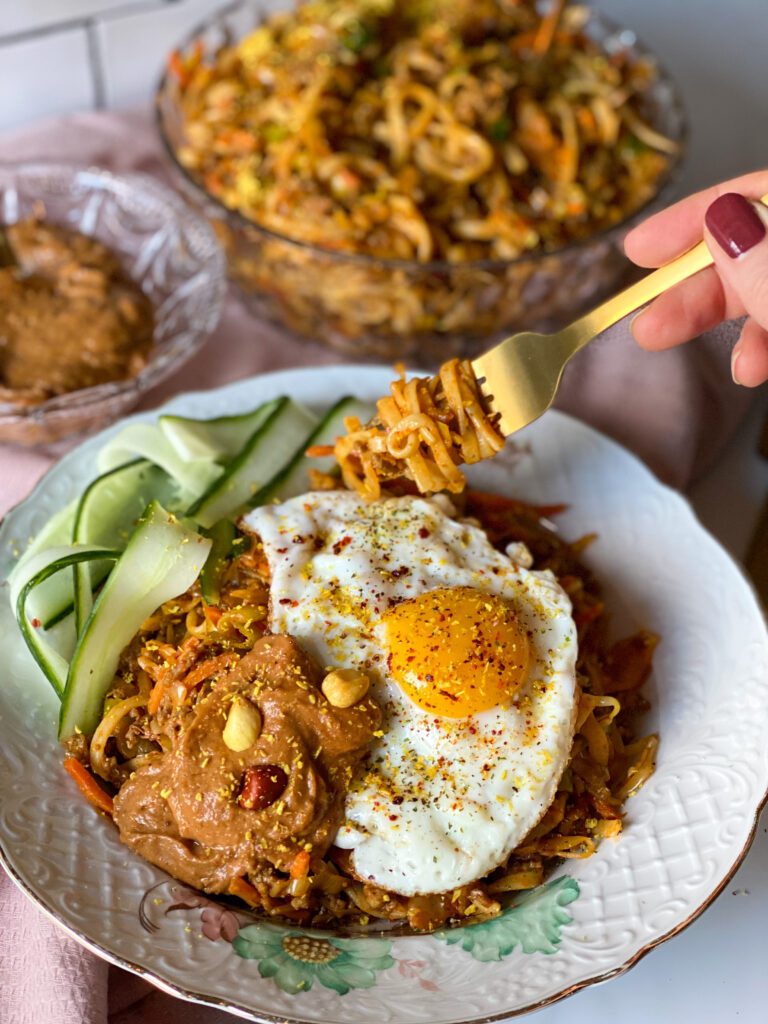 bami met gehakt en pittige pindasaus 