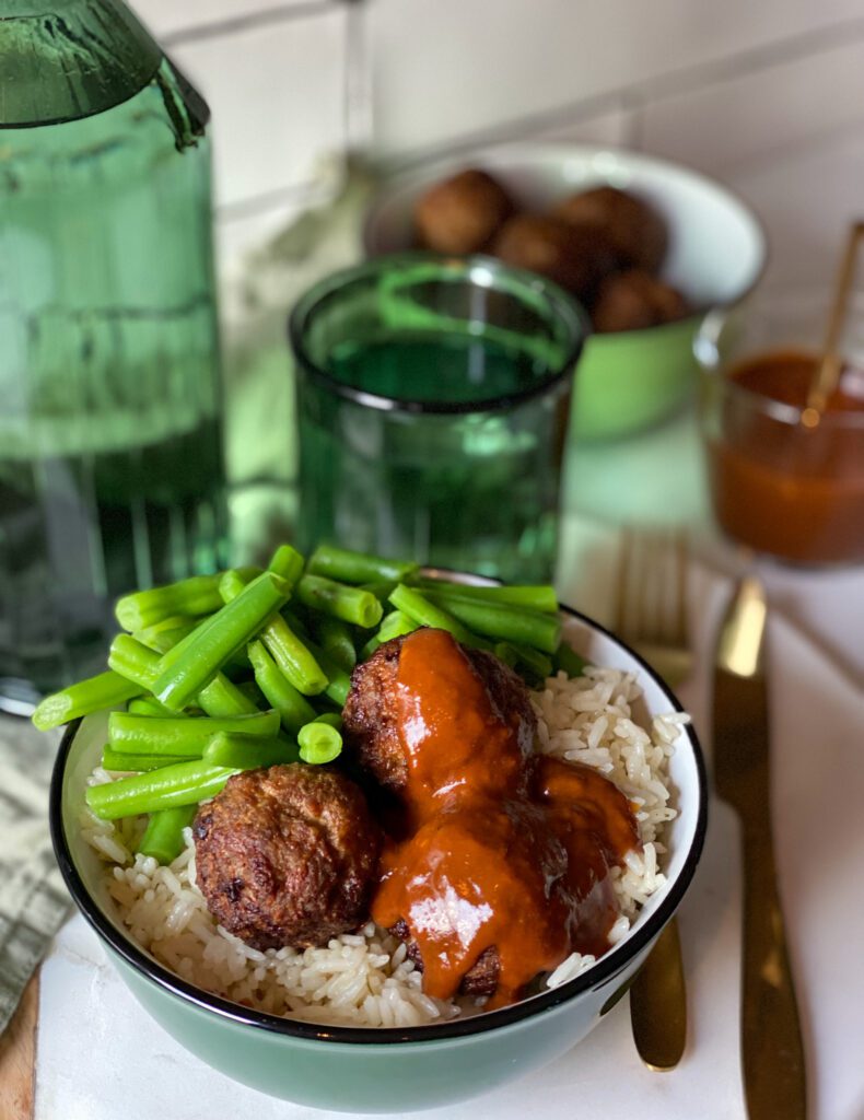 gehaktballetjes met pindasaus 