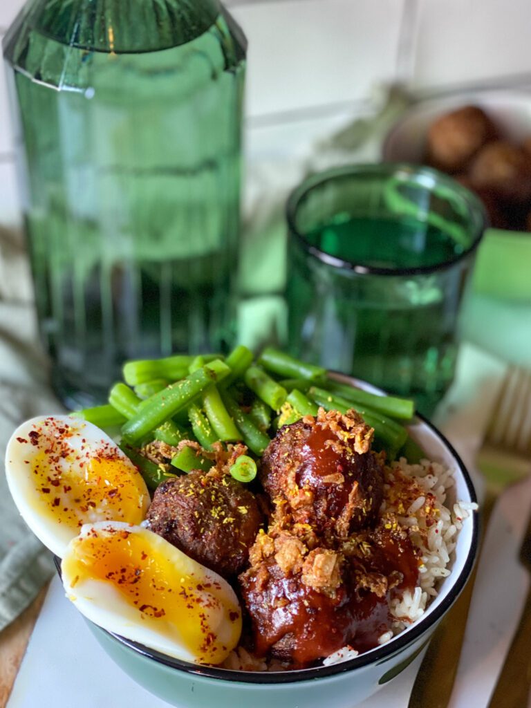 gehaktballetjes met pindasaus en rijst 