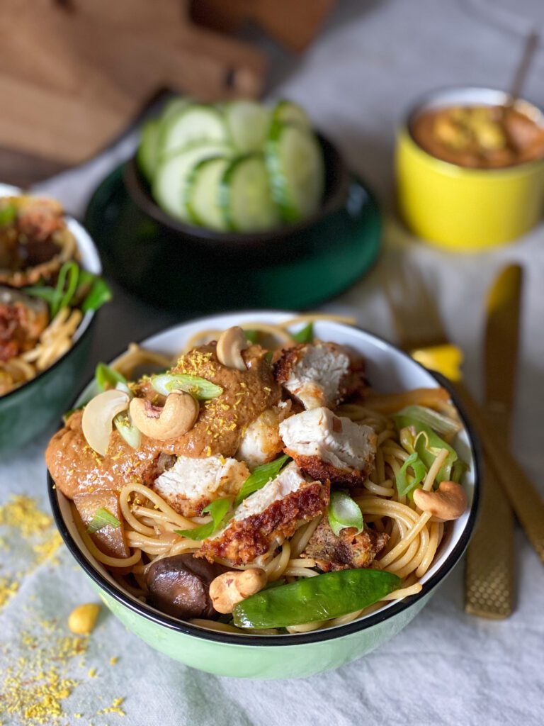 noedels met pindasaus en krokante kip