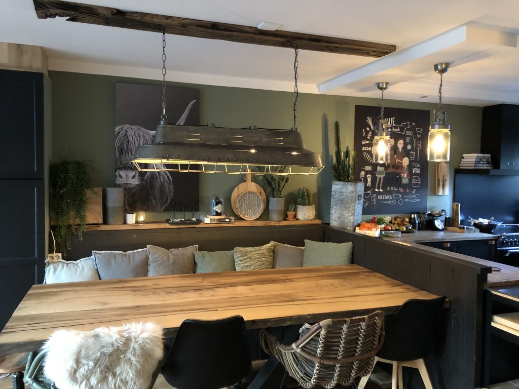 gezellig eten aan de eettafel