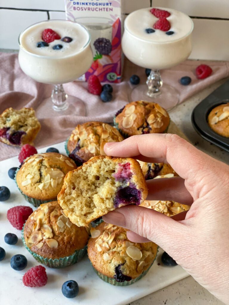 bananen muffins met frambozen en blauwe bessen