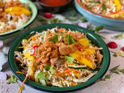 mango salade met chilisaus en vegetarische kip