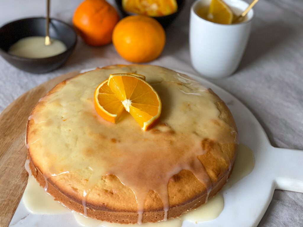 sinaasappelcake met Griekse yoghurt en sinaasappel glazuur
