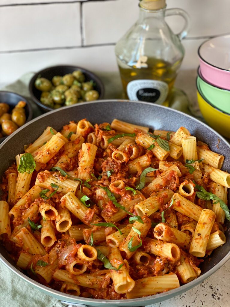 penne met tonijn in tomatensaus 
