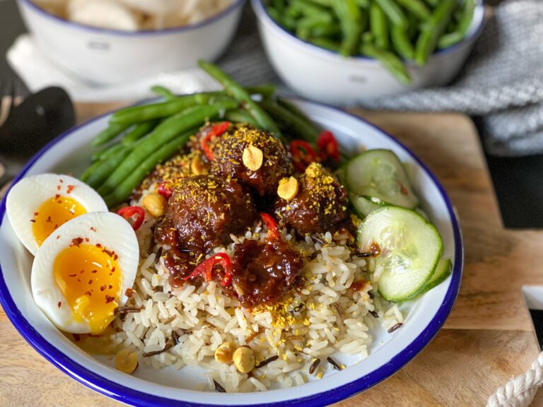 kruidige en pittige gehaktballetjes met rijst