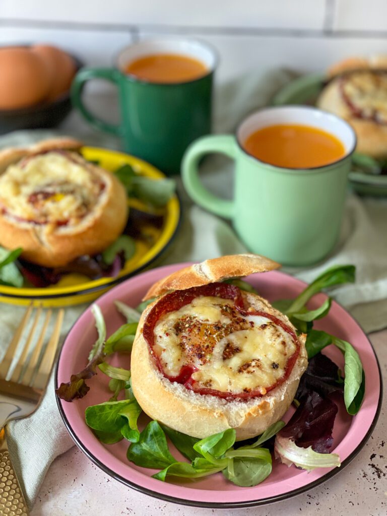 broodje gevuld met ei, kaas en salami uit de oven