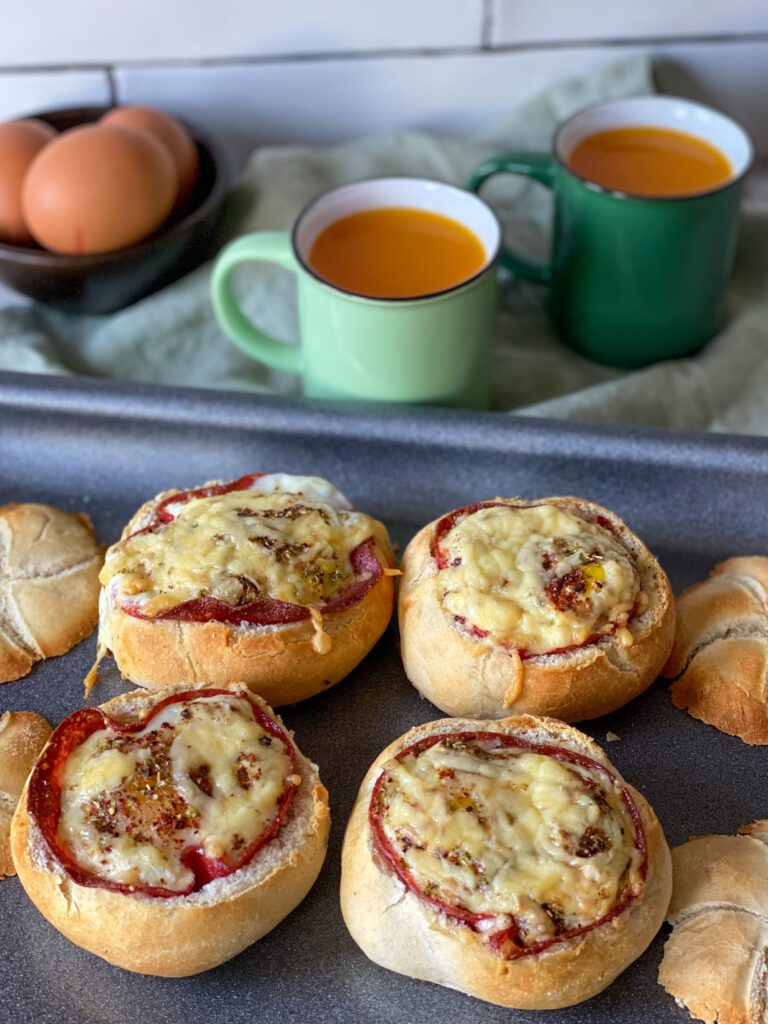 gevulde broodjes met ei uit de oven