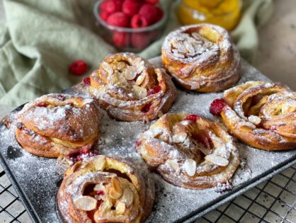 croissant rolletjes met lemon curd en frambozen