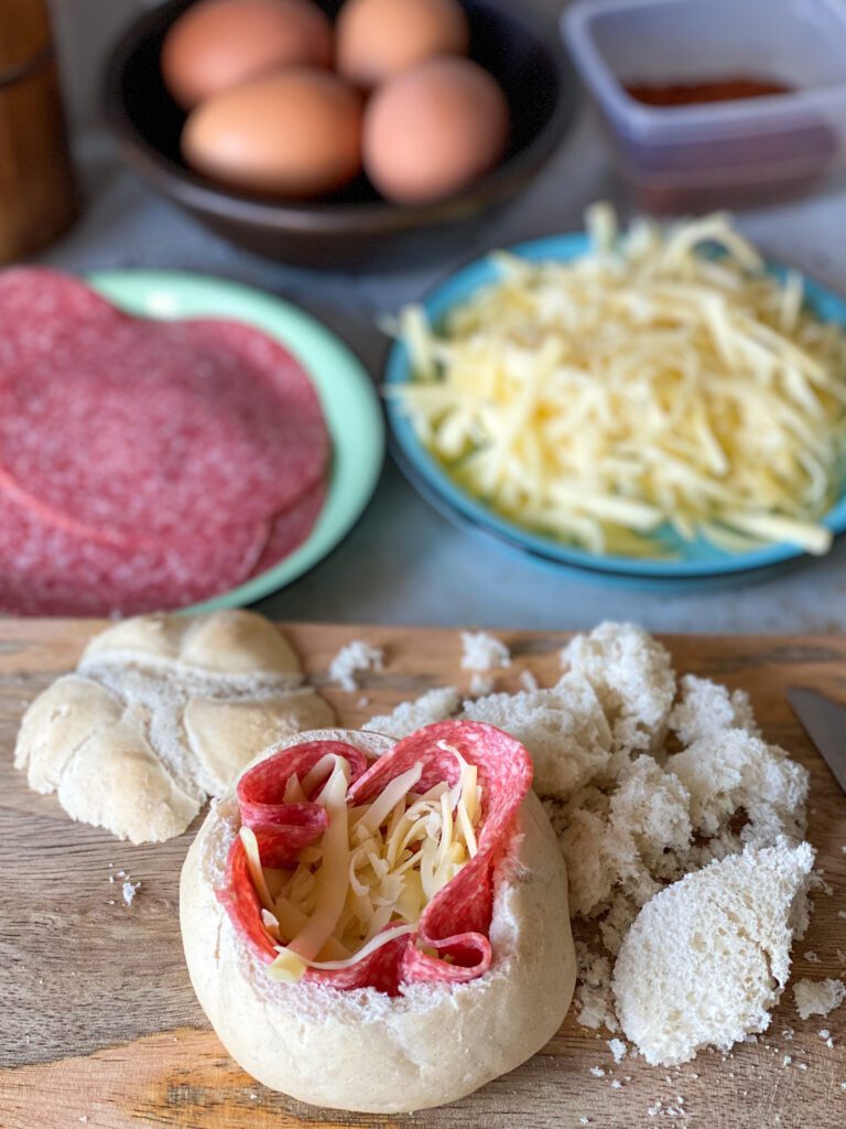 broodje met kaas en salami