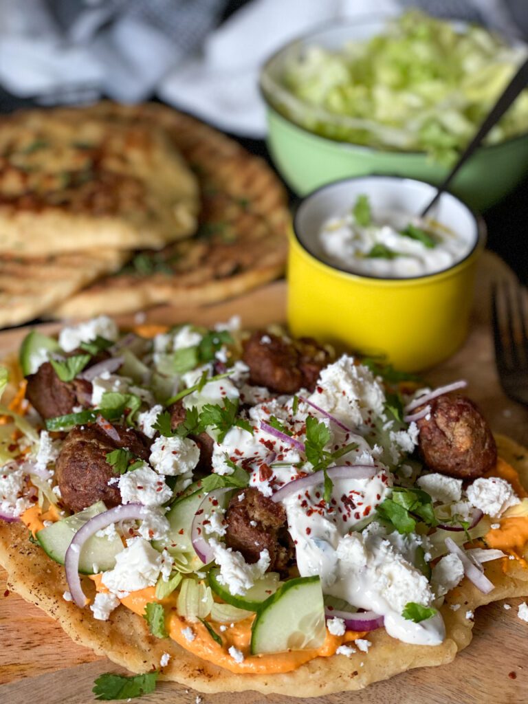 Naan met hummus en jackfruit balletjes 