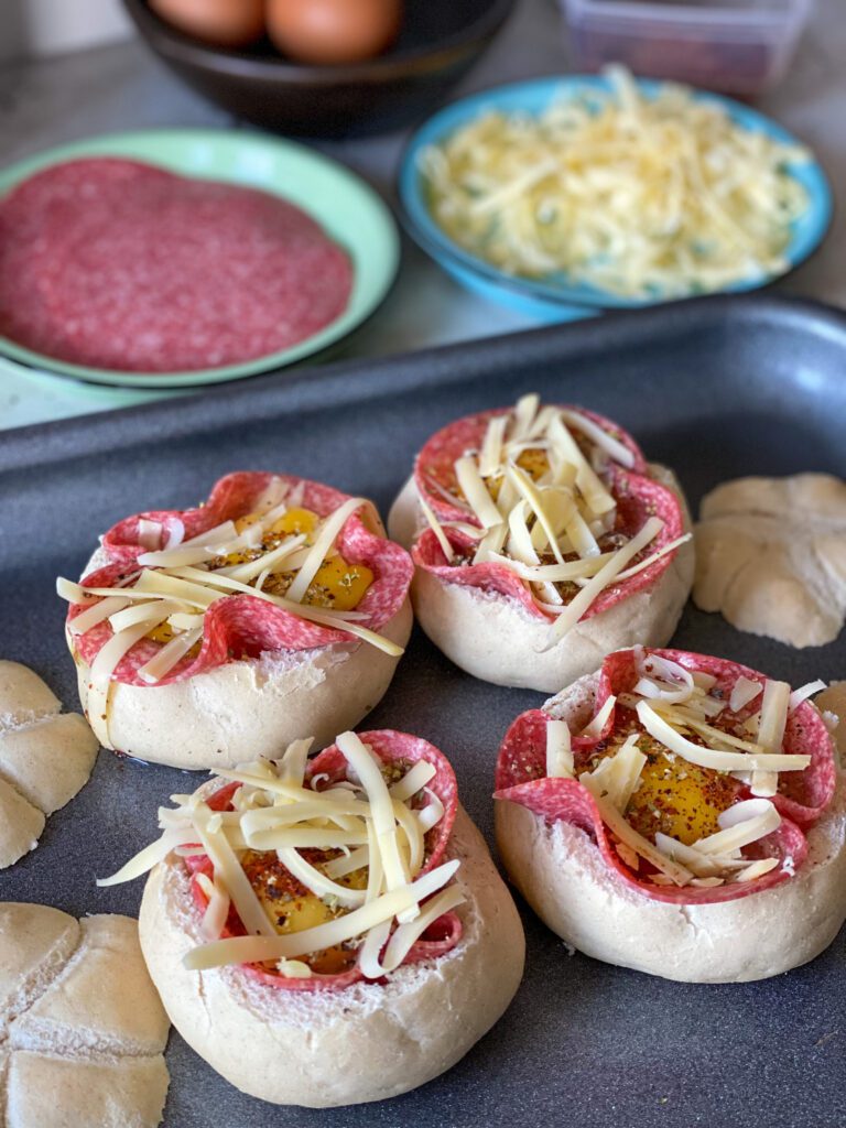 gevuld broodje ei met kaas en salami