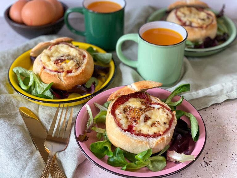 gevuld broodje ei met kaas en salami uit de oven