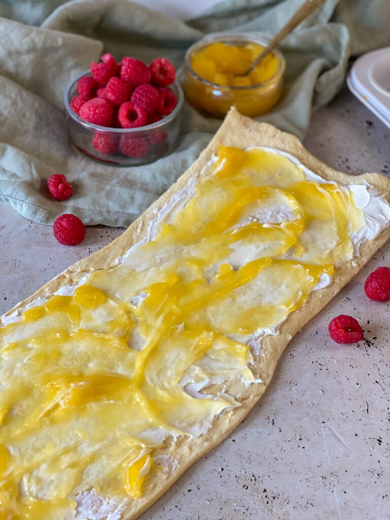croissant rolletjes met lemon curd en frambozen