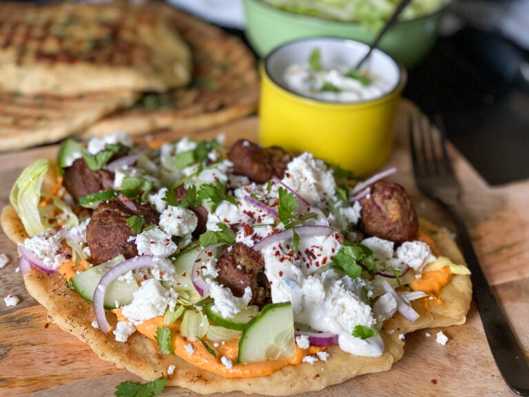 Naan met hummus en jackfruit balletjes