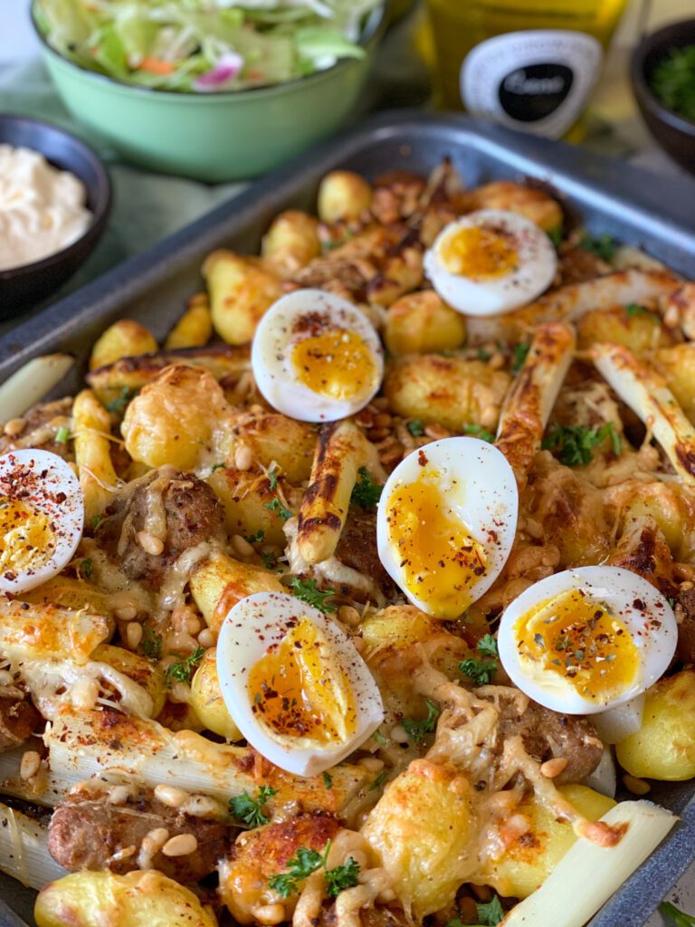 witte asperges uit de oven met krieltjes, verse worst en ei