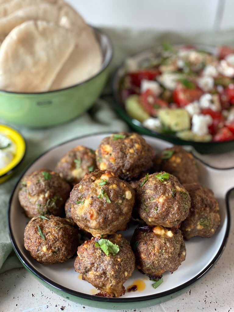 simpele Griekse salade met Griekse gehaktballetjes 