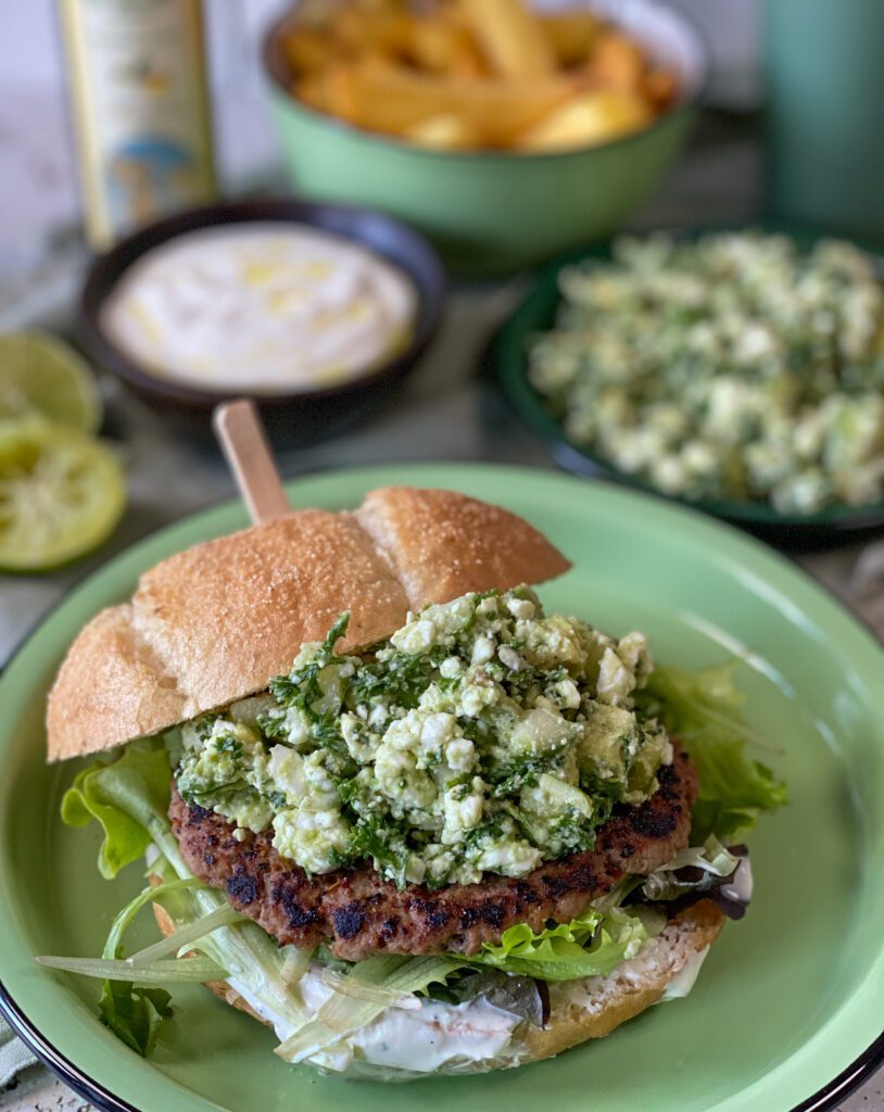 Griekse burger met feta en groene salsa 